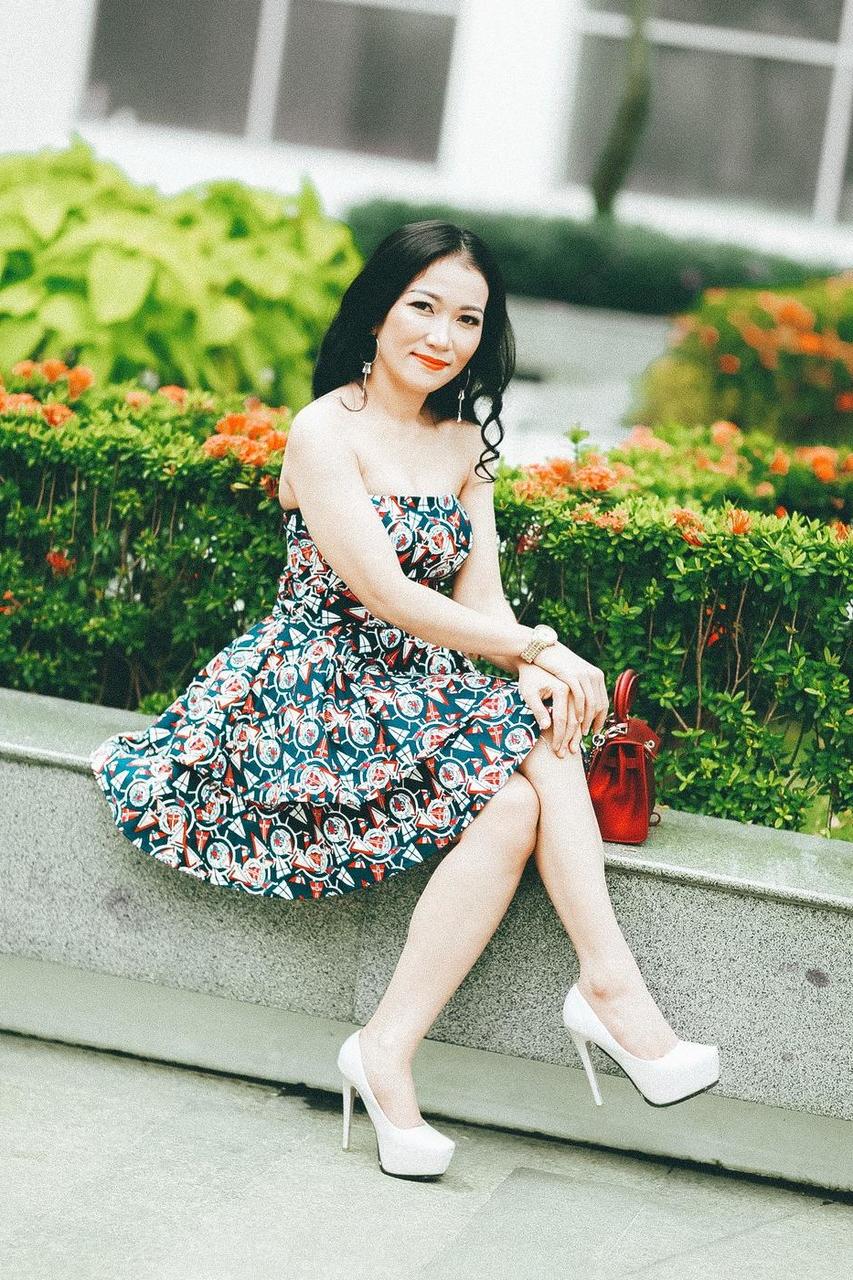 20P Chica caliente muestra su pequeño cuerpo perfecto con vestidos sexys y tacones altos