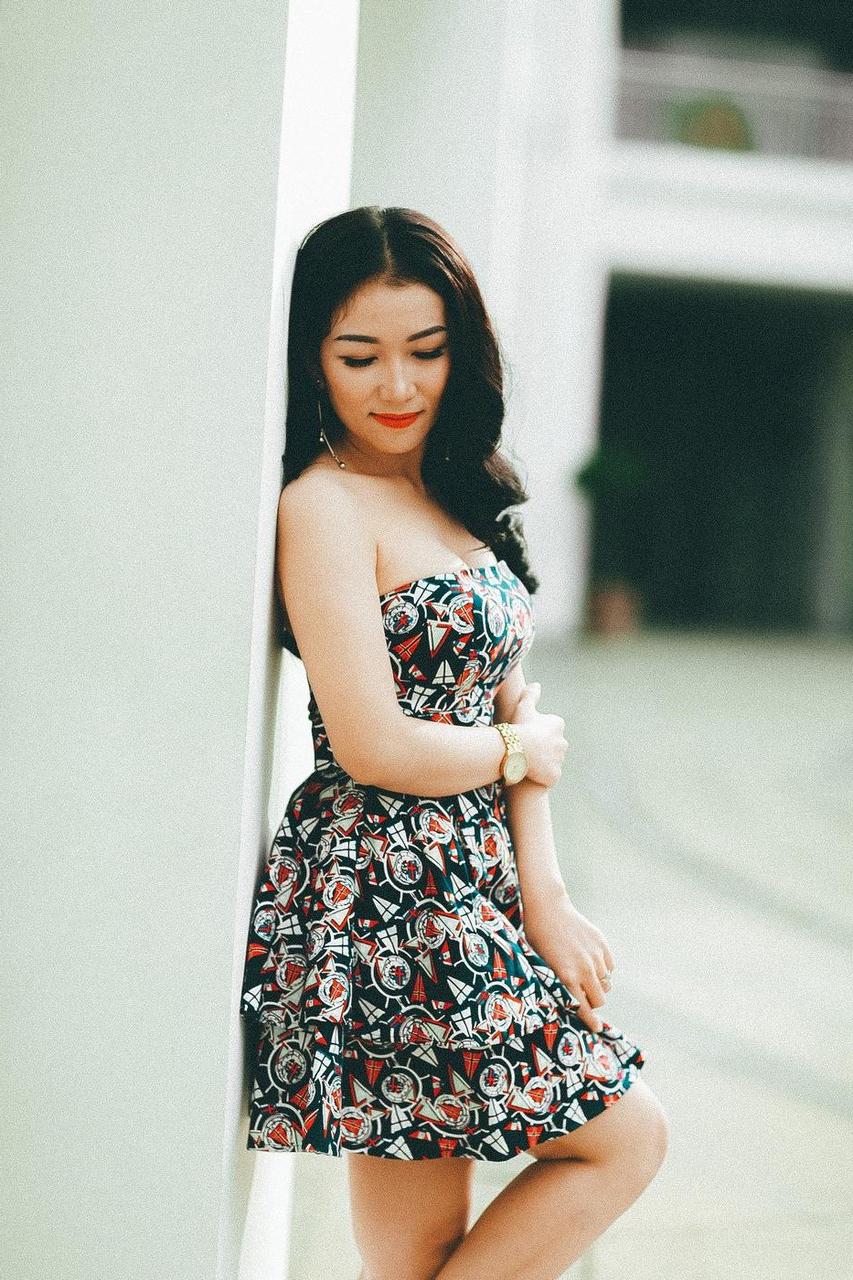 20P Chica caliente muestra su pequeño cuerpo perfecto con vestidos sexys y tacones altos