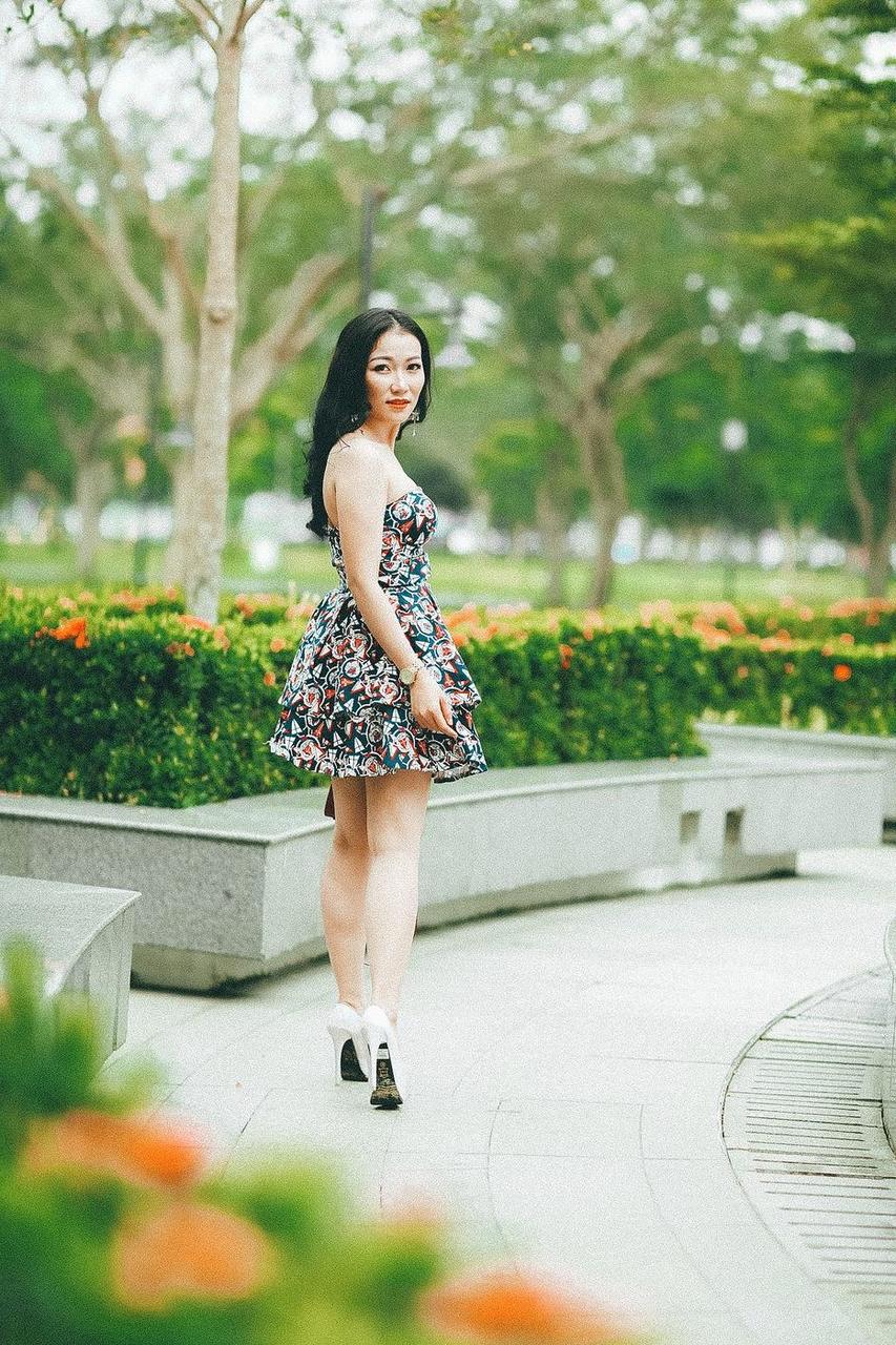 20P Chica caliente muestra su pequeño cuerpo perfecto con vestidos sexys y tacones altos
