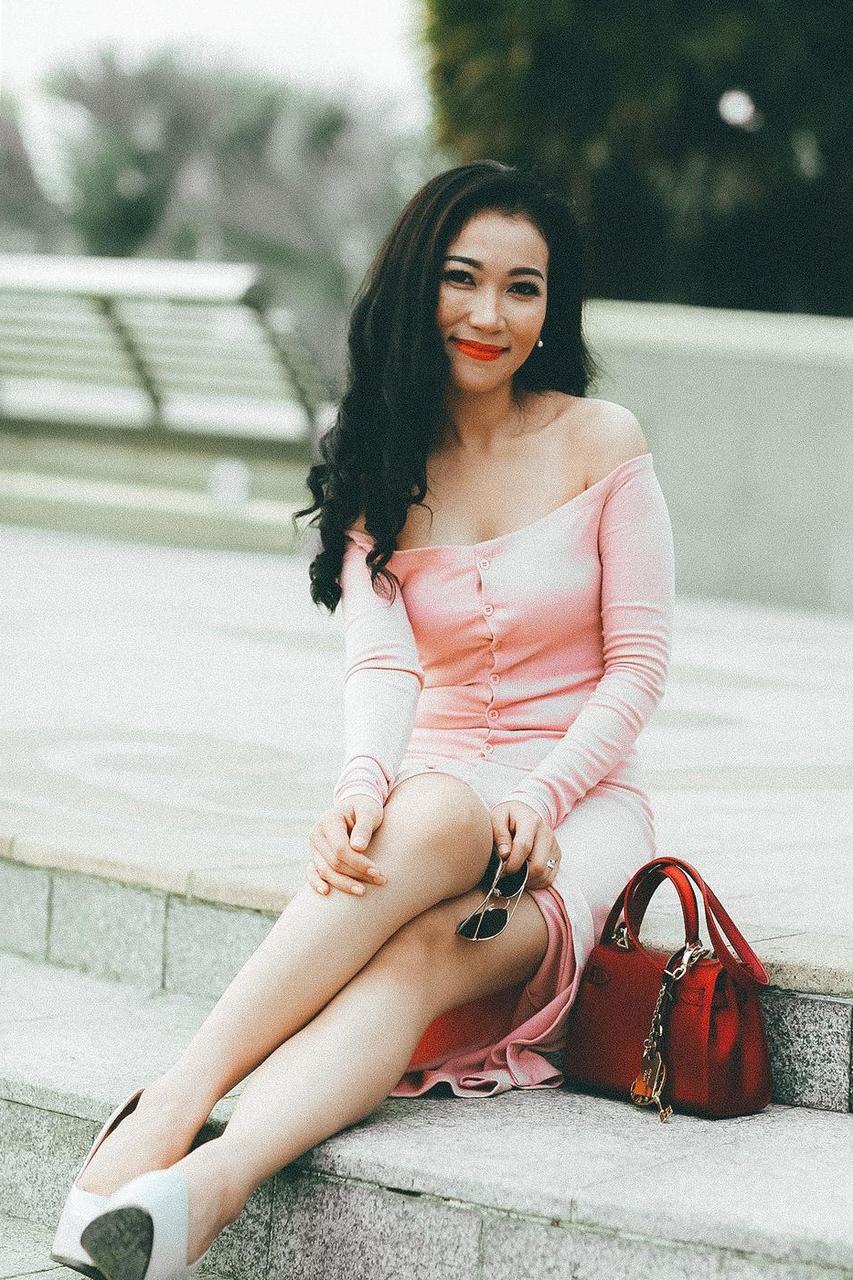 20P Chica caliente muestra su pequeño cuerpo perfecto con vestidos sexys y tacones altos