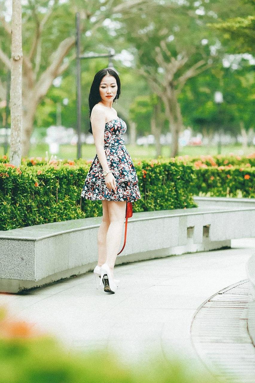 20P Chica caliente muestra su pequeño cuerpo perfecto con vestidos sexys y tacones altos