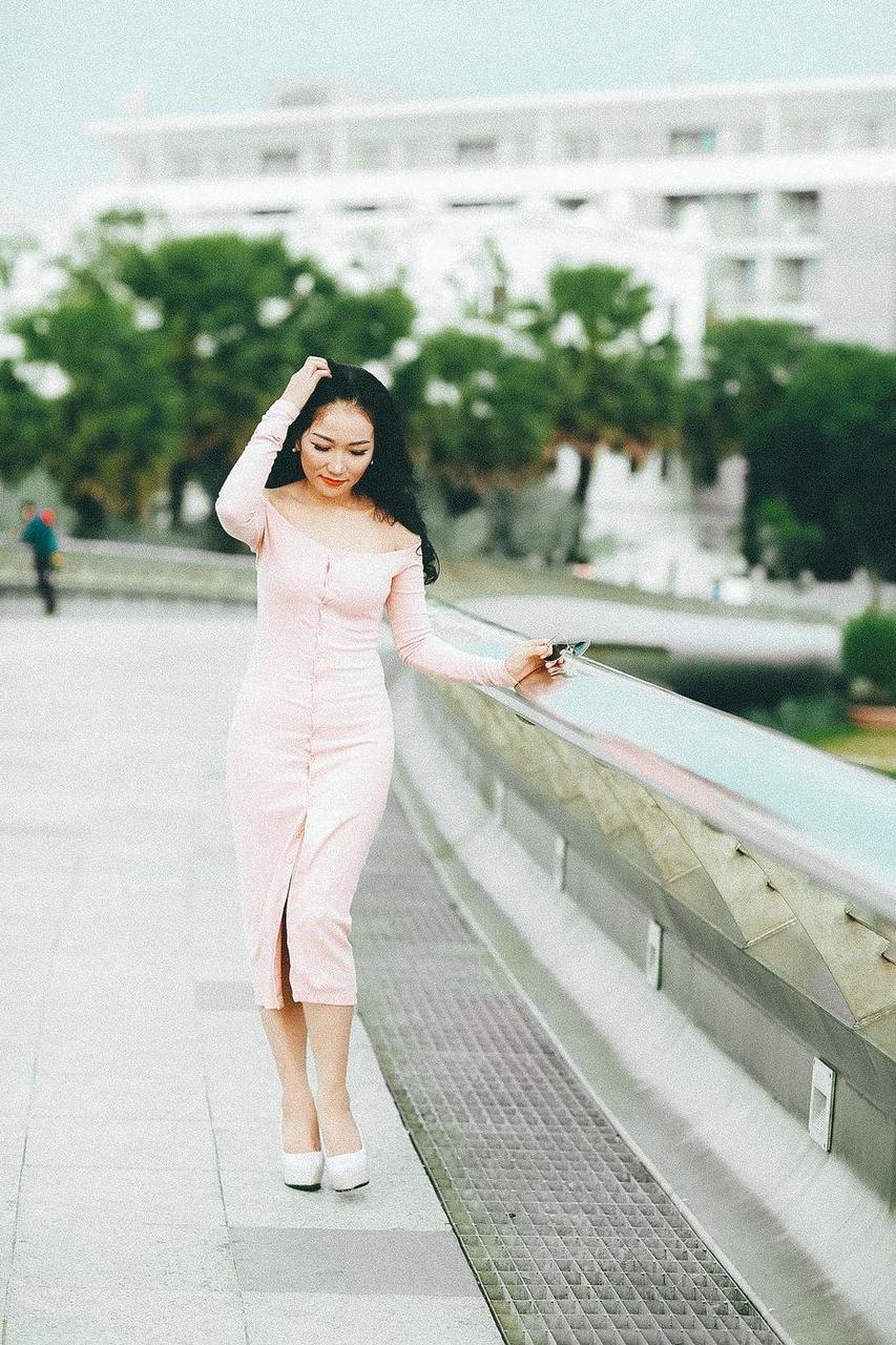 20P Chica caliente muestra su pequeño cuerpo perfecto con vestidos sexys y tacones altos