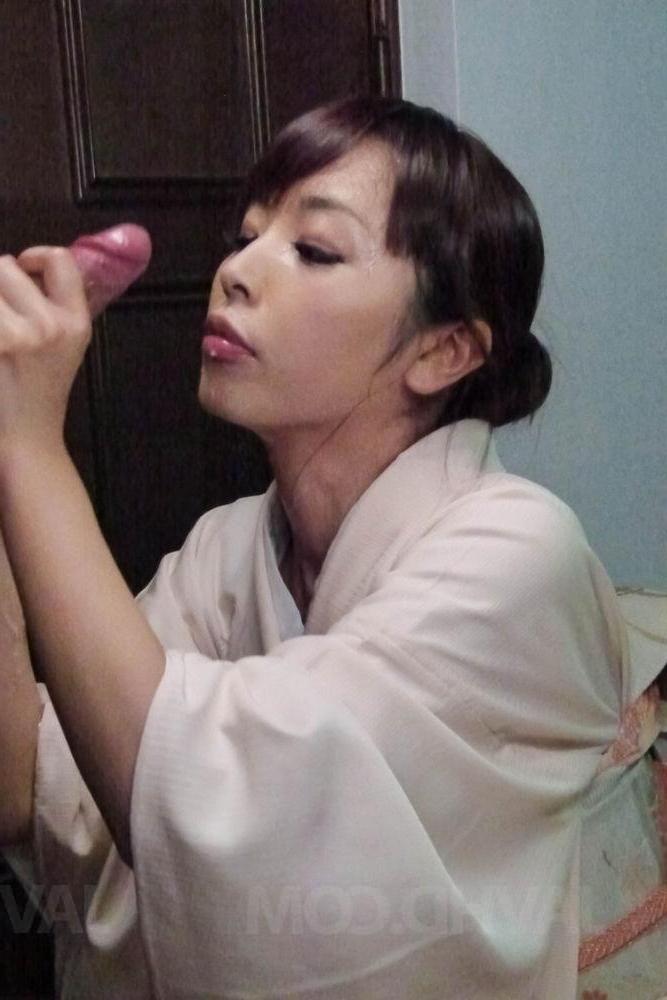 16P 日本人女性マリカが手首の精液を舐めてCFNMフェラを締めくくる