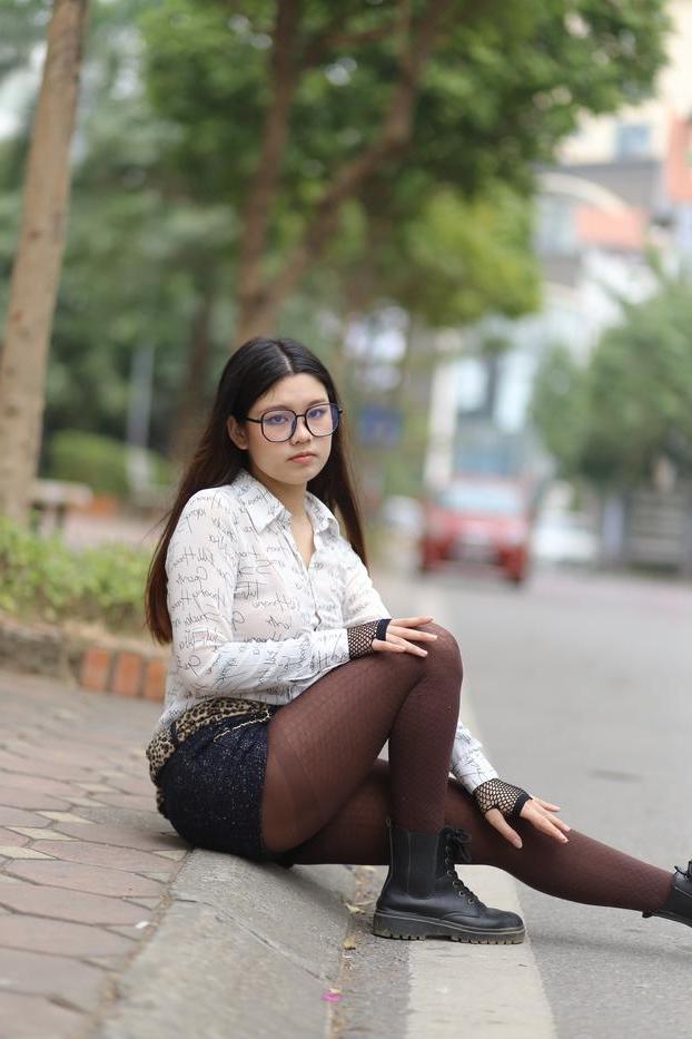 20P Nerdy Asian babe Natalia posing in her white blouse and denim shorts outside