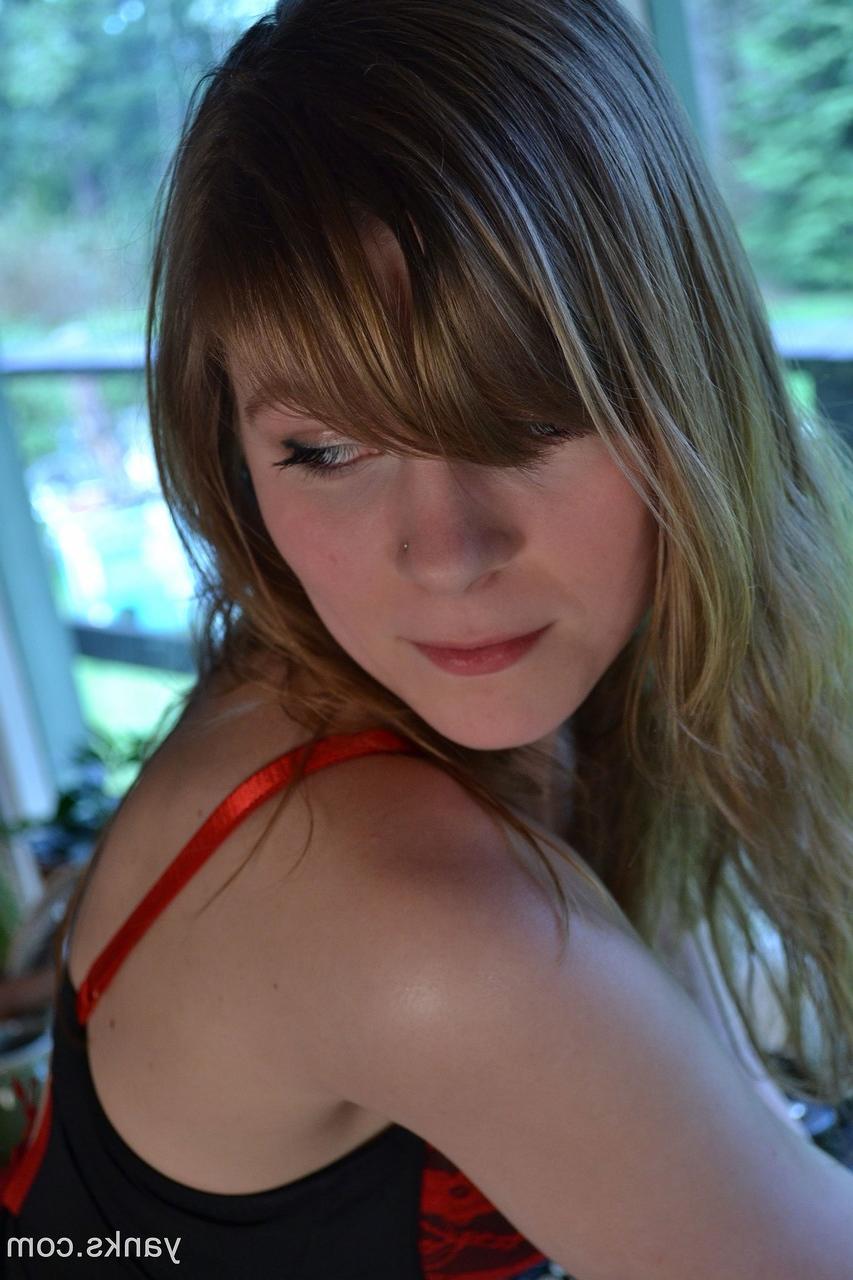 17P La blonde en tenue sexy Nadia G doigte son vagin serré en solo