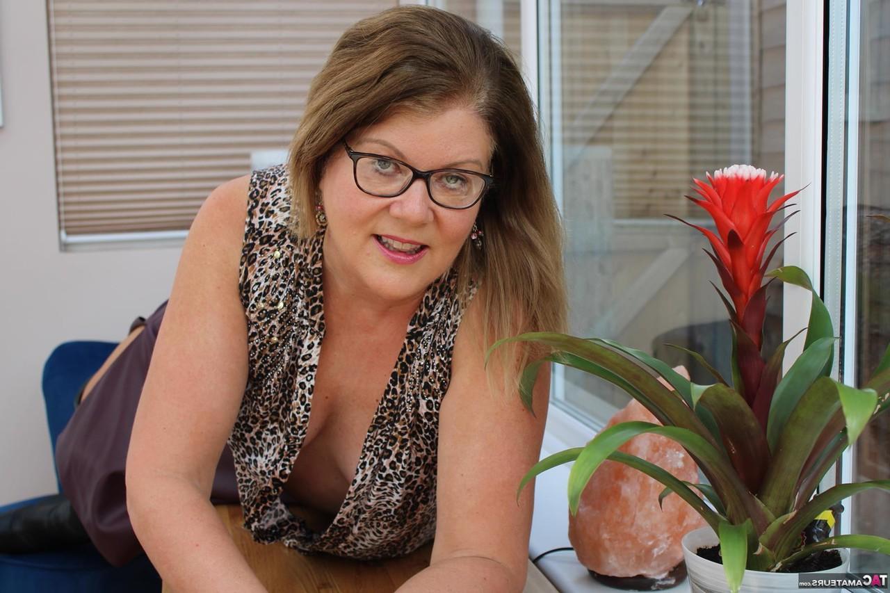 16P Older amateur Cassandra Uk models by herself and sucks cocks as well