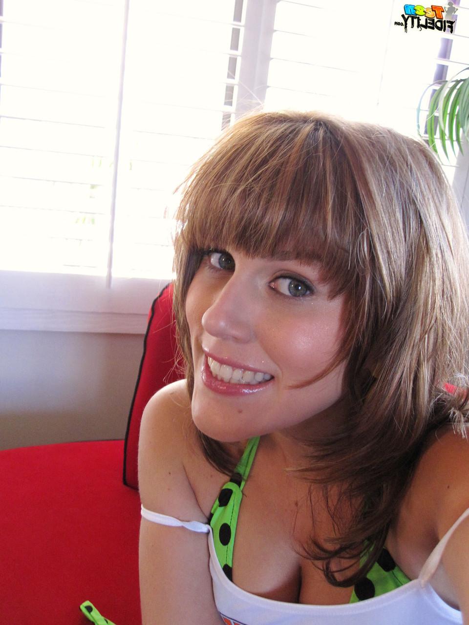 18P A adorável adolescente morena Sasha Heart tira o biquíni e fica nua para uma sessão de maquiagem