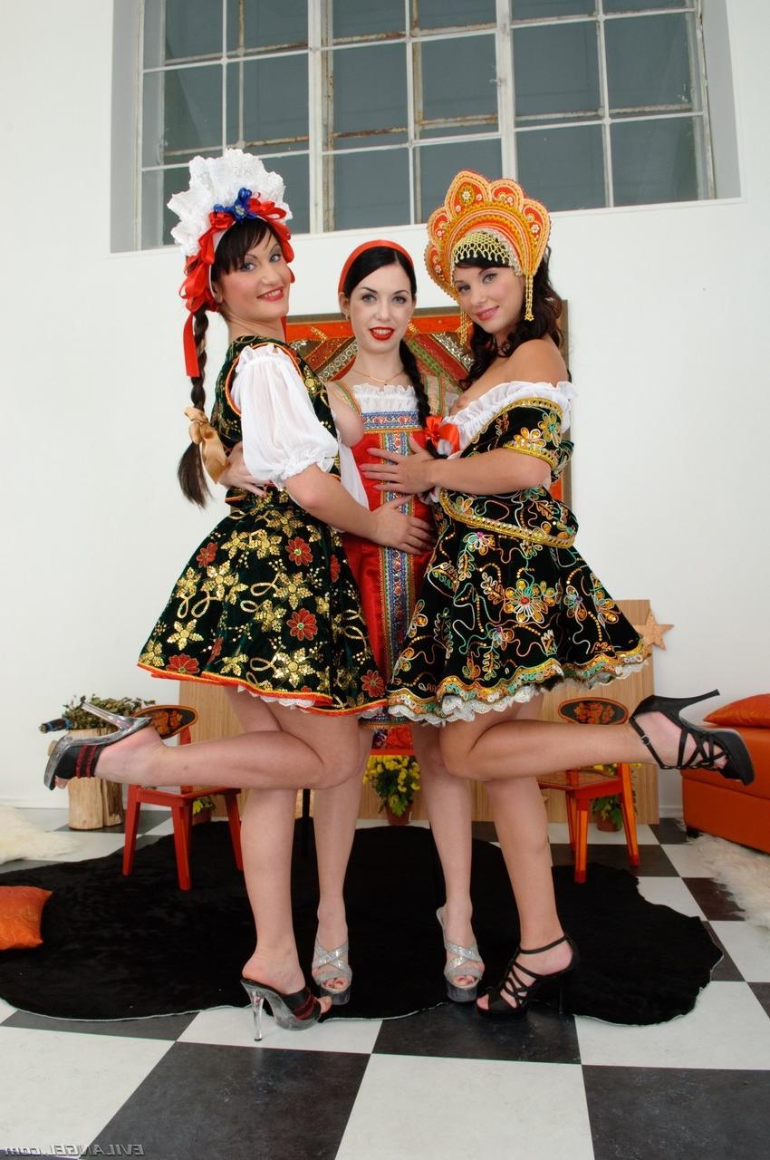 17P De belles stars du porno russes en costume traditionnel montrent un cul nu et galbé.