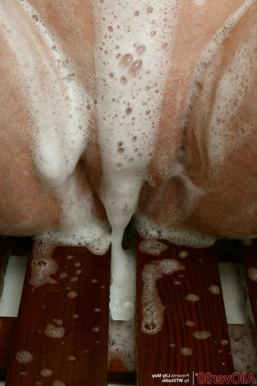 20P La gorda madura Lily May lavándose las grandes tetas y el culo en la ducha