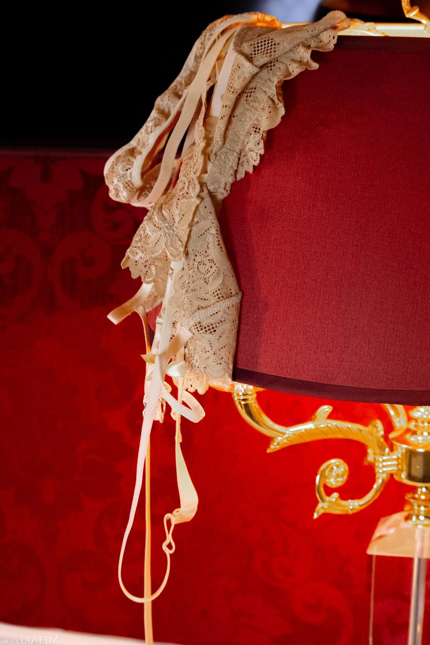 20P La biélorusse Anthea pose en lingerie, se déshabille et montre ses courbes.