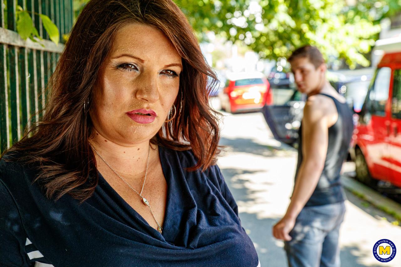 11P Carol M, une femme enceinte, emmène un jeune garçon chez elle pour des rapports sexuels