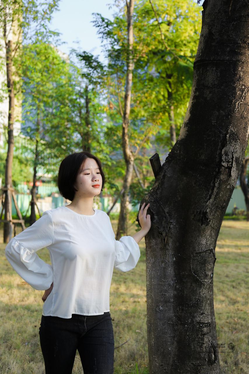 20P Une jolie fille asiatique pose dans un parc avant de se faire révéler ses gros seins par un mec