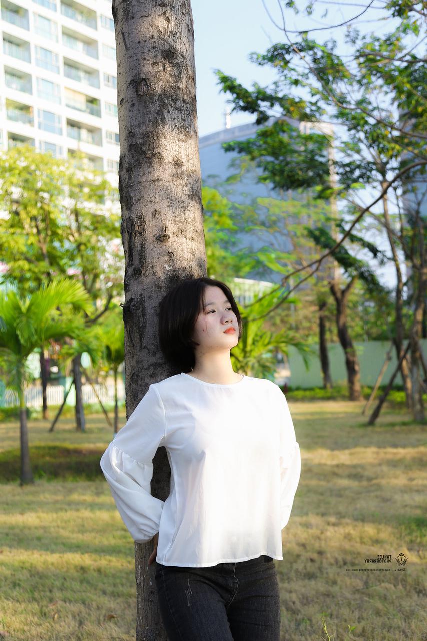20P Une jolie fille asiatique pose dans un parc avant de se faire révéler ses gros seins par un mec