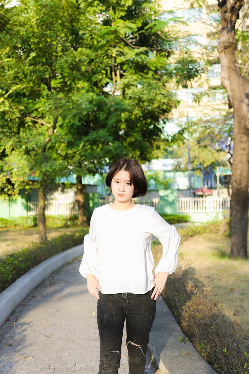 20P Une jolie fille asiatique pose dans un parc avant de se faire révéler ses gros seins par un mec