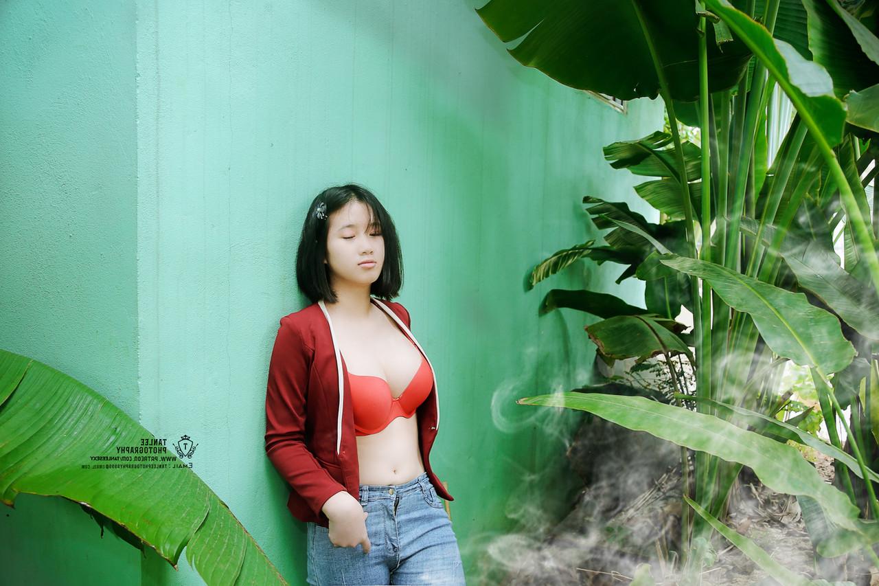 20P Une jolie fille asiatique pose dans un parc avant de se faire révéler ses gros seins par un mec