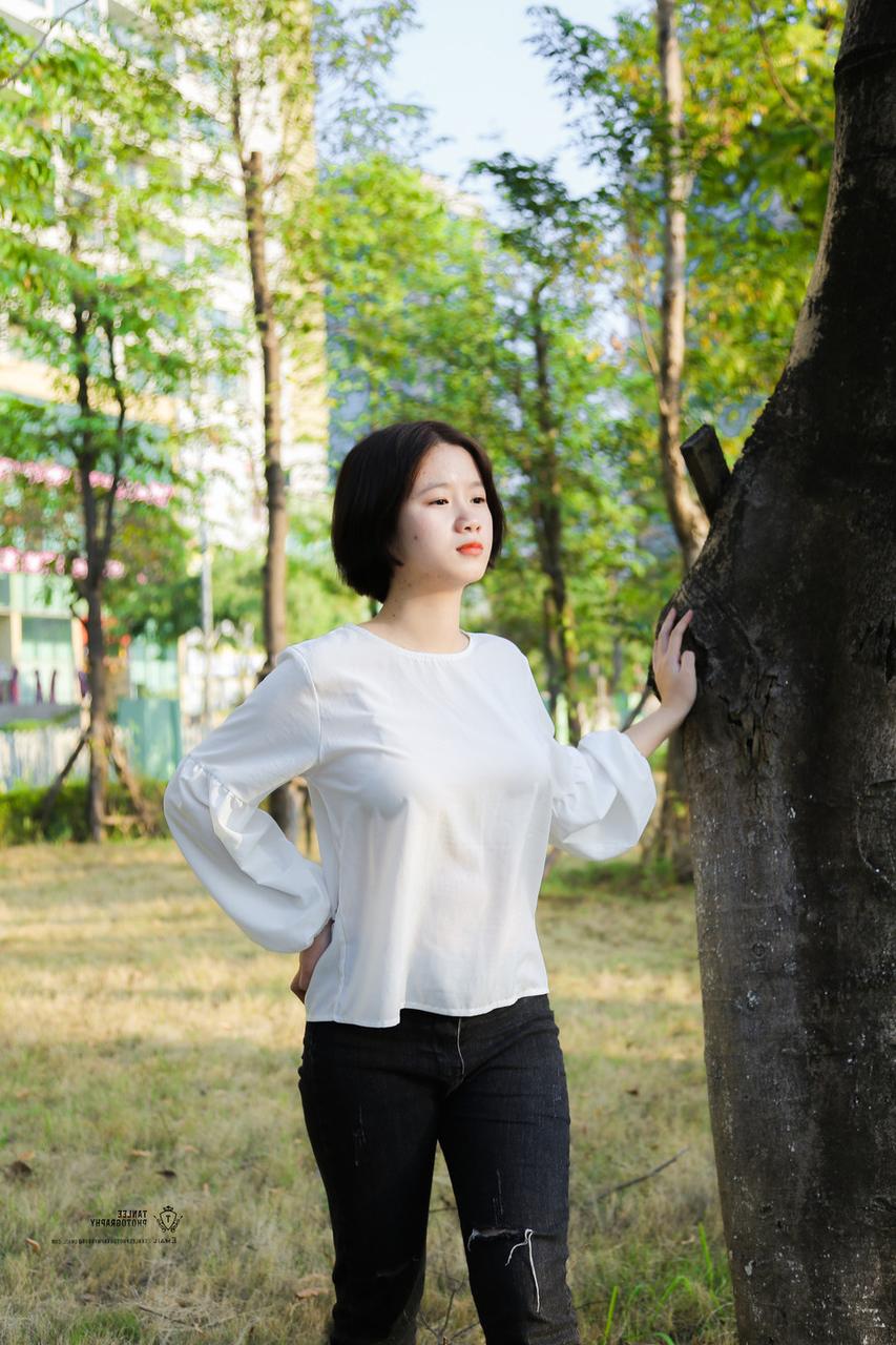 20P Une jolie fille asiatique pose dans un parc avant de se faire révéler ses gros seins par un mec