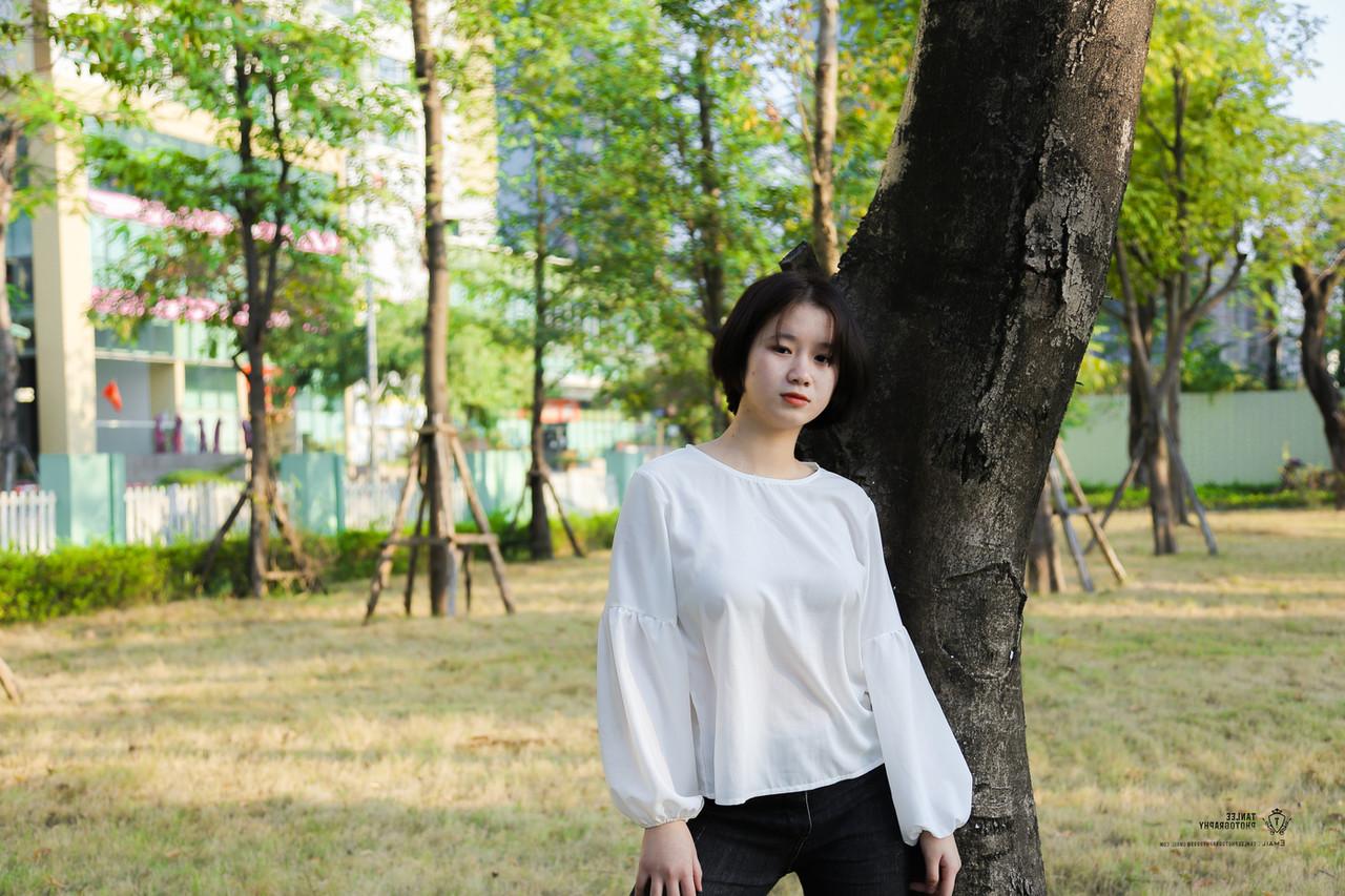 20P Une jolie fille asiatique pose dans un parc avant de se faire révéler ses gros seins par un mec