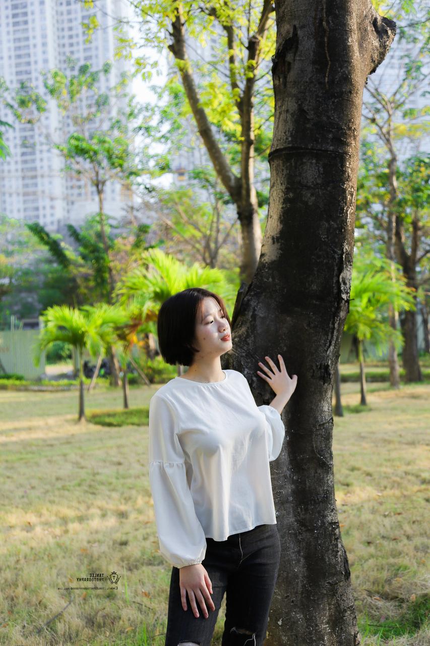 20P Une jolie fille asiatique pose dans un parc avant de se faire révéler ses gros seins par un mec