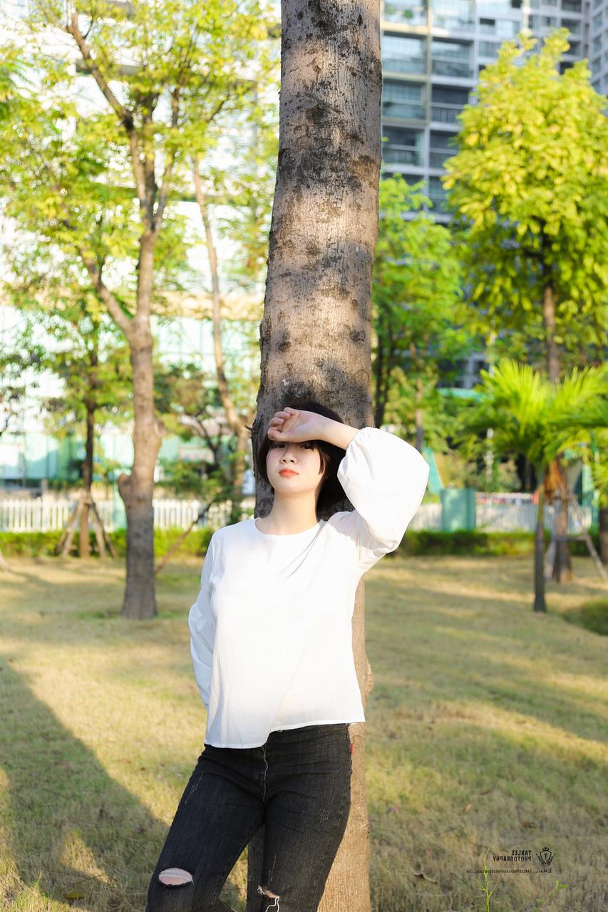 20P Une jolie fille asiatique pose dans un parc avant de se faire révéler ses gros seins par un mec