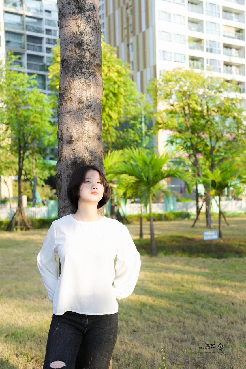 20P Une jolie fille asiatique pose dans un parc avant de se faire révéler ses gros seins par un mec