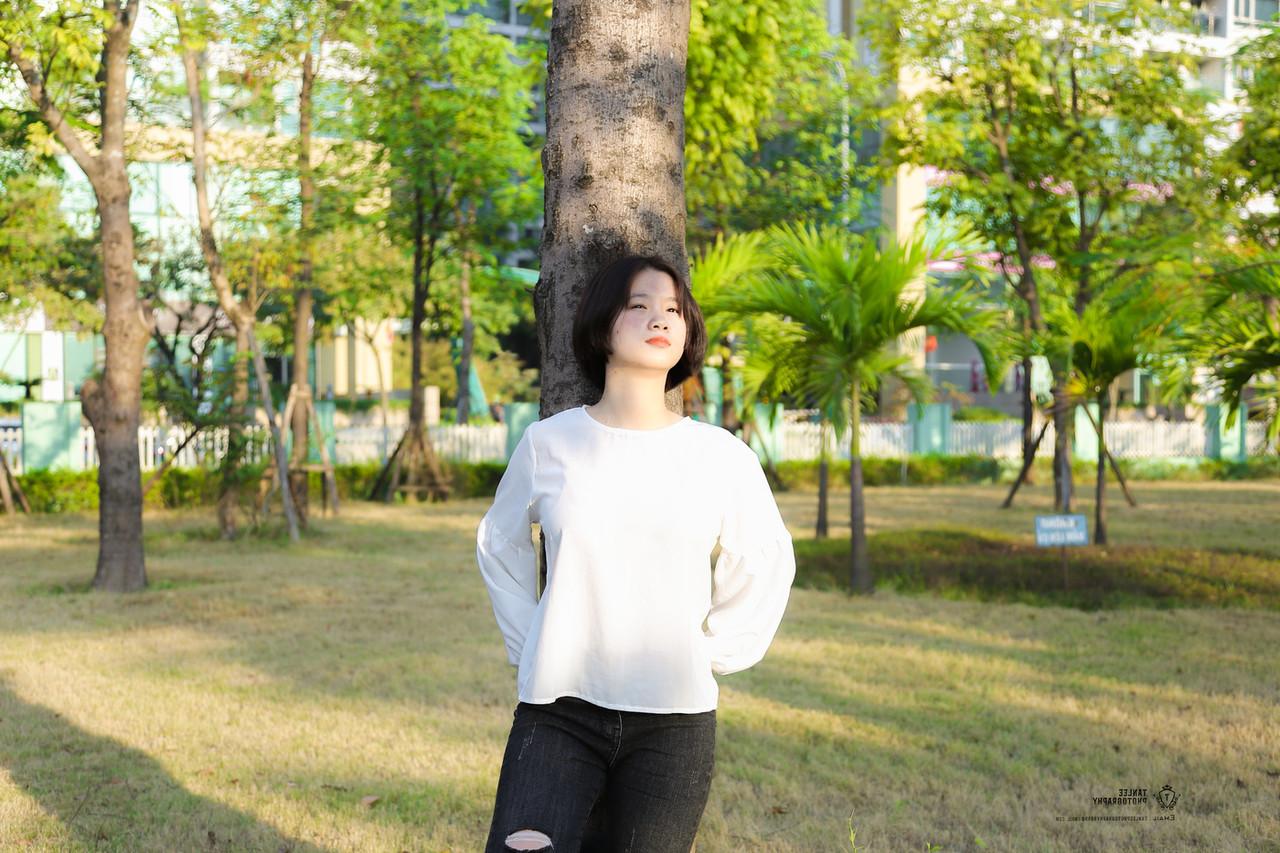 20P Une jolie fille asiatique pose dans un parc avant de se faire révéler ses gros seins par un mec