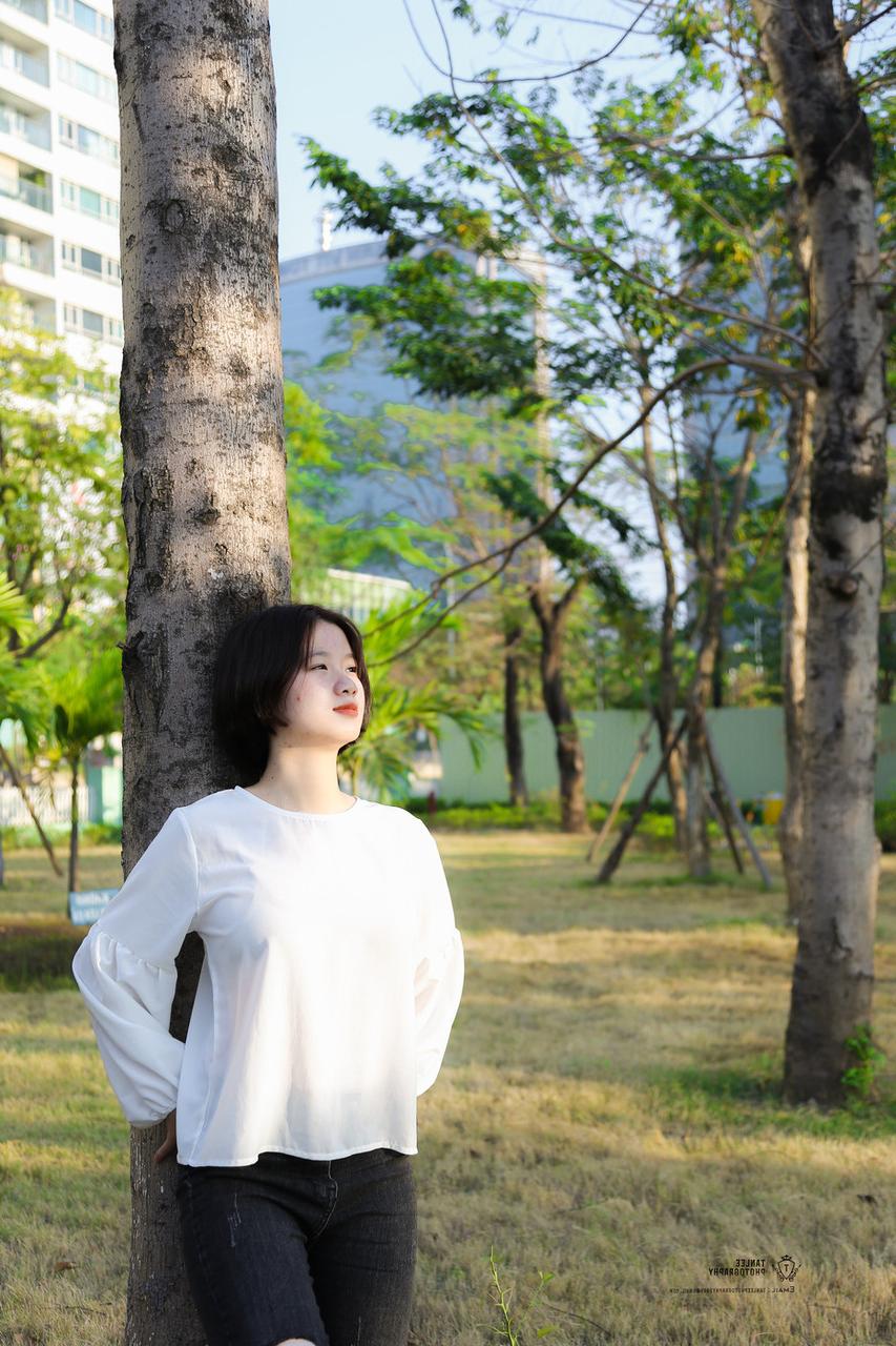 20P Une jolie fille asiatique pose dans un parc avant de se faire révéler ses gros seins par un mec