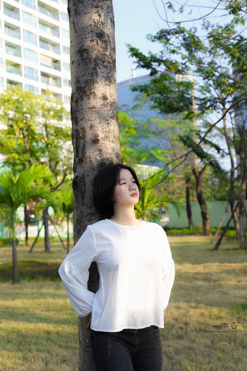 20P Une jolie fille asiatique pose dans un parc avant de se faire révéler ses gros seins par un mec