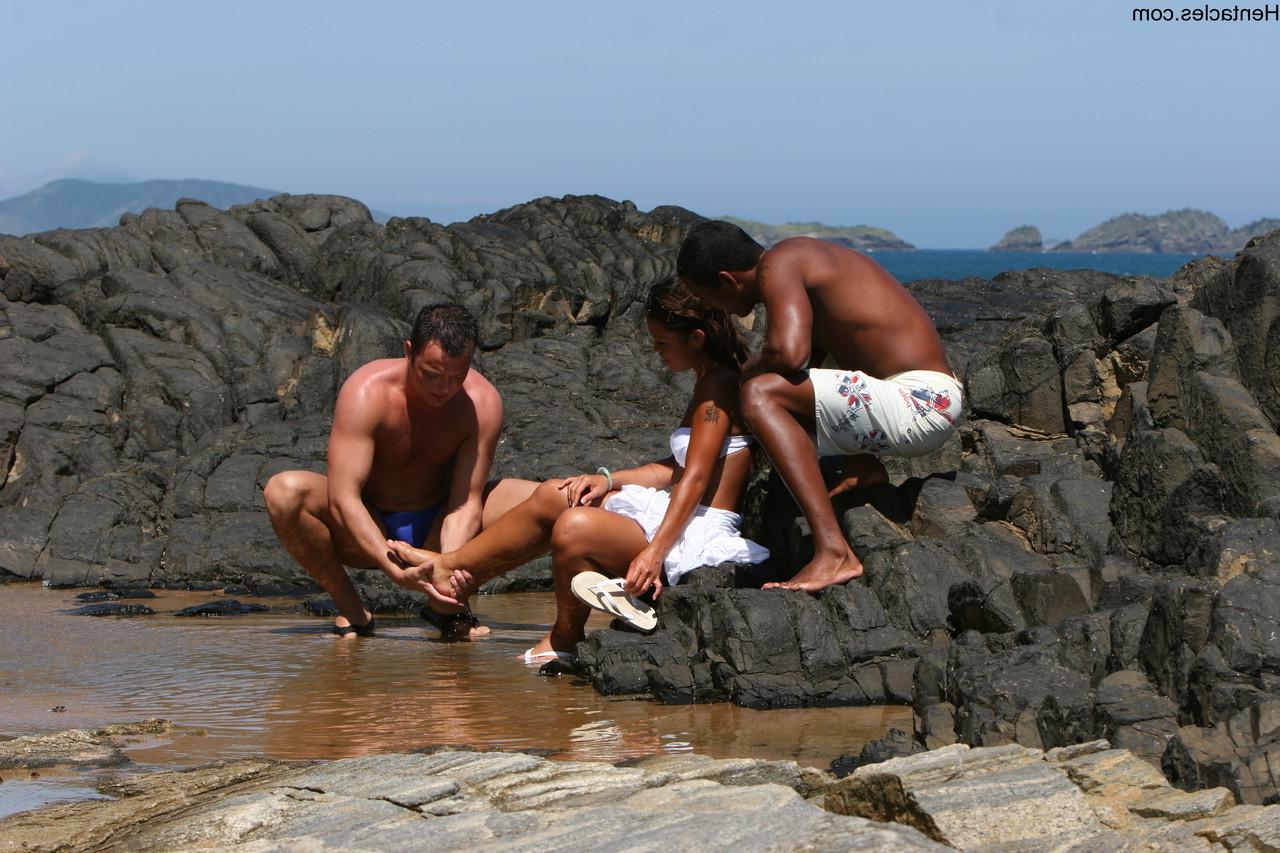 14P La sexy morena Hentacles y su marido se montan un trío al aire libre con un negro