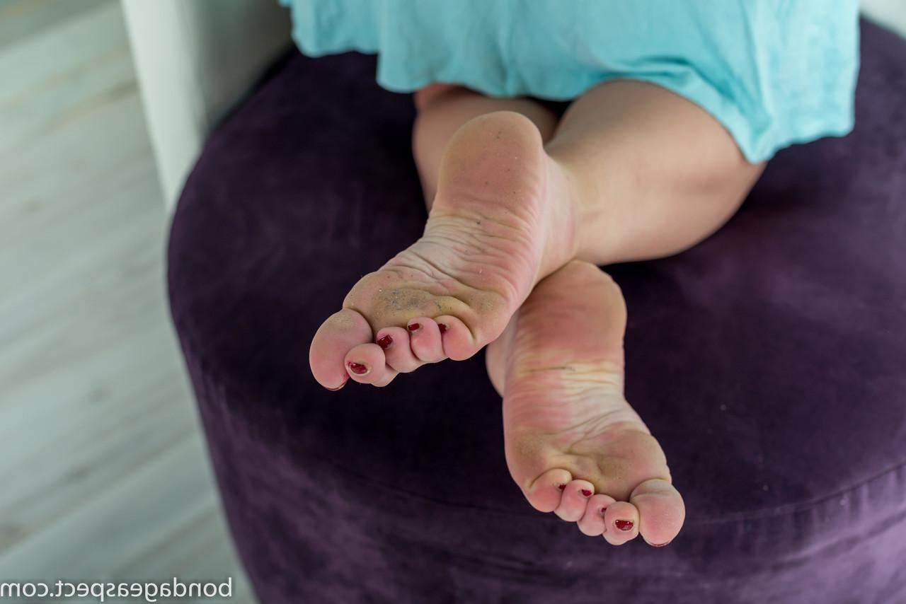12P A meninada Natasha cruza as pernas enquanto mostra os pés descalços