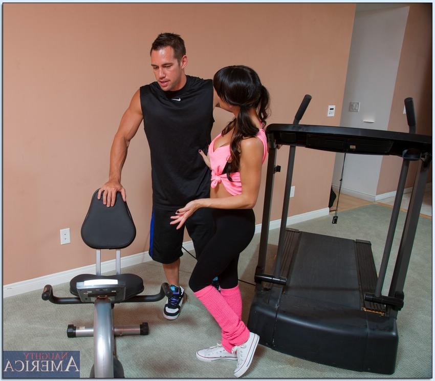 20P Sportliches Babe zeigt seinen großen Hintern und reitet im Fitnessstudio einen großen Schwanz