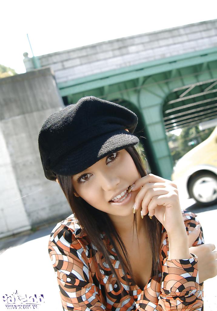 14P Incrivelmente linda asian babe Maria Ozawa tirando a roupa