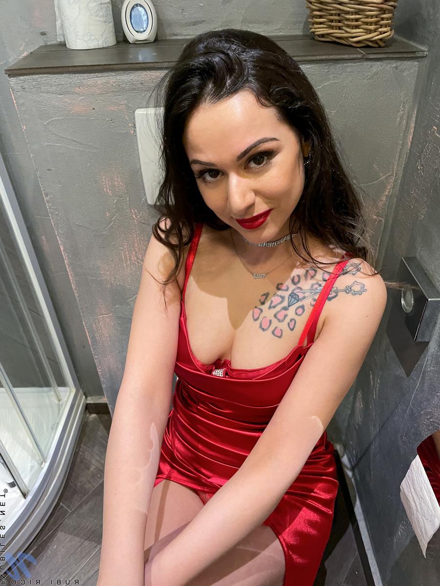 16P La chaude brune Rubi Rico se masturbe avec un vibromasseur sous la douche.