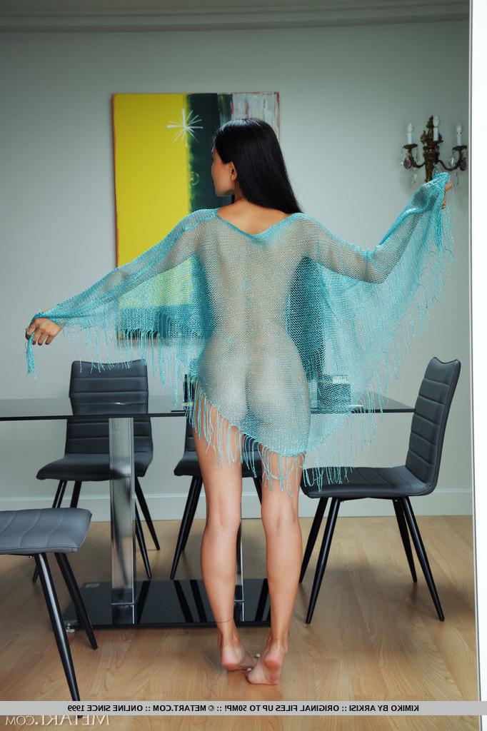 18P Die schöne asiatische Teenagerin Kimiko macht sich auf einem Tisch völlig nackt