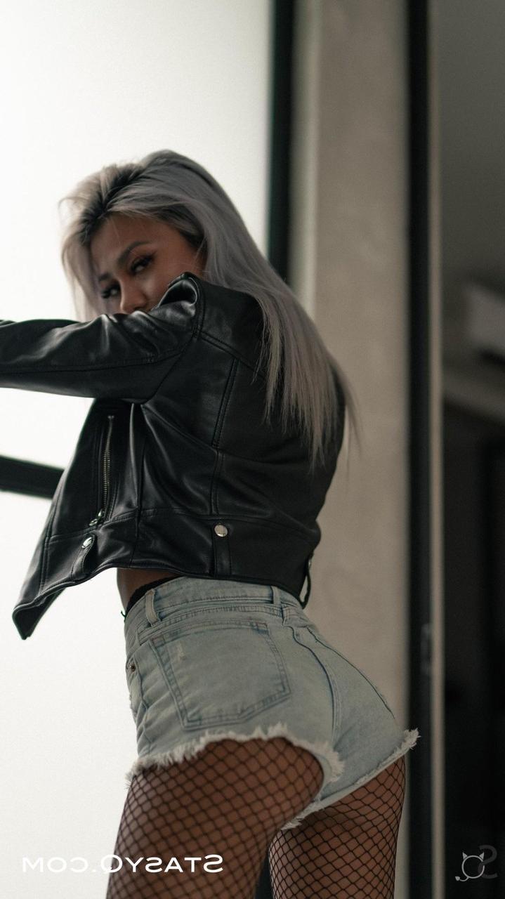 19P A atraente gata Riri mostra sua bunda redonda e seus peitos adolescentes perfeitos