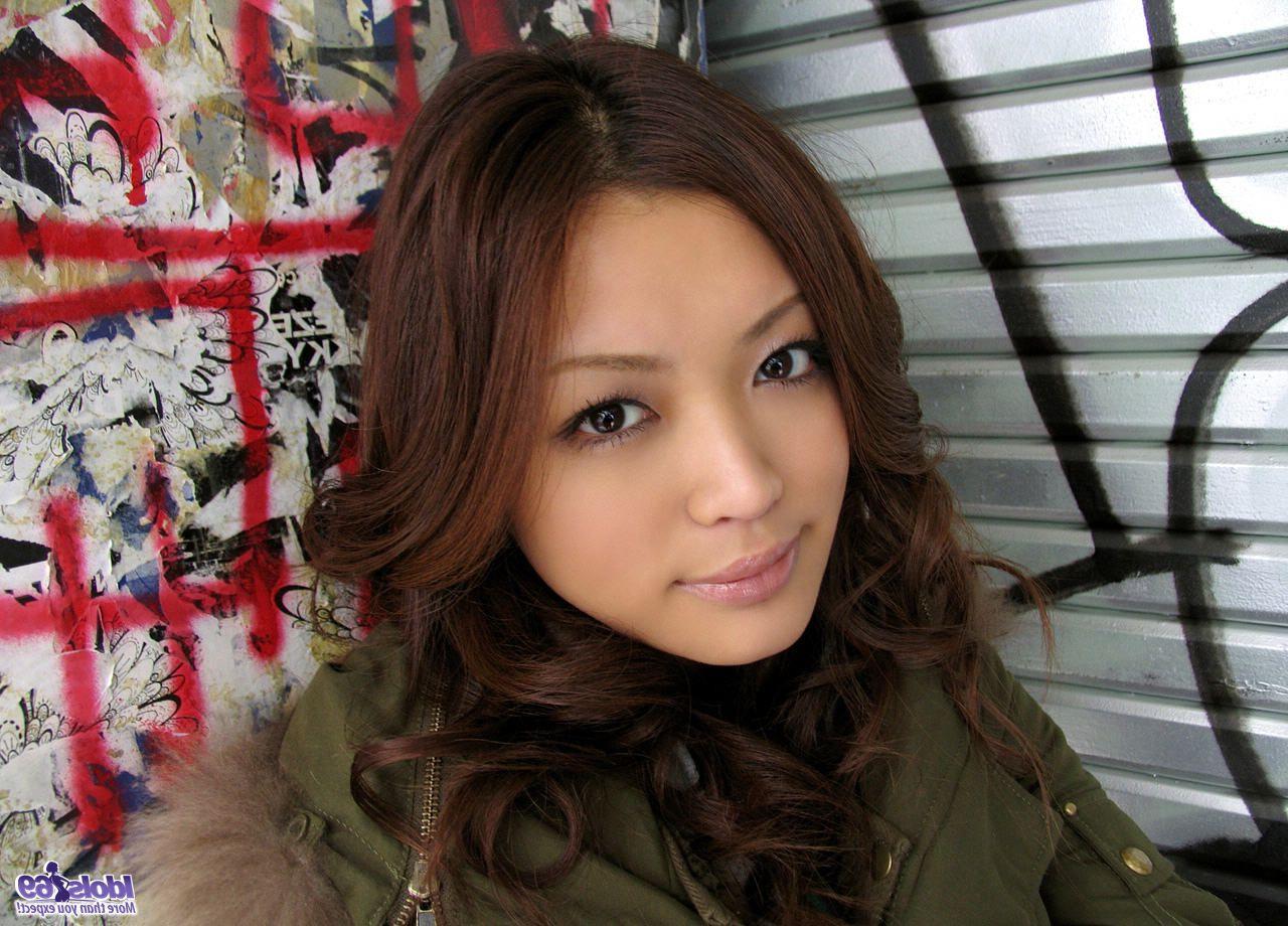 15P La guapa joven japonesa Miyo muestra sus pechos llenos mientras se ducha