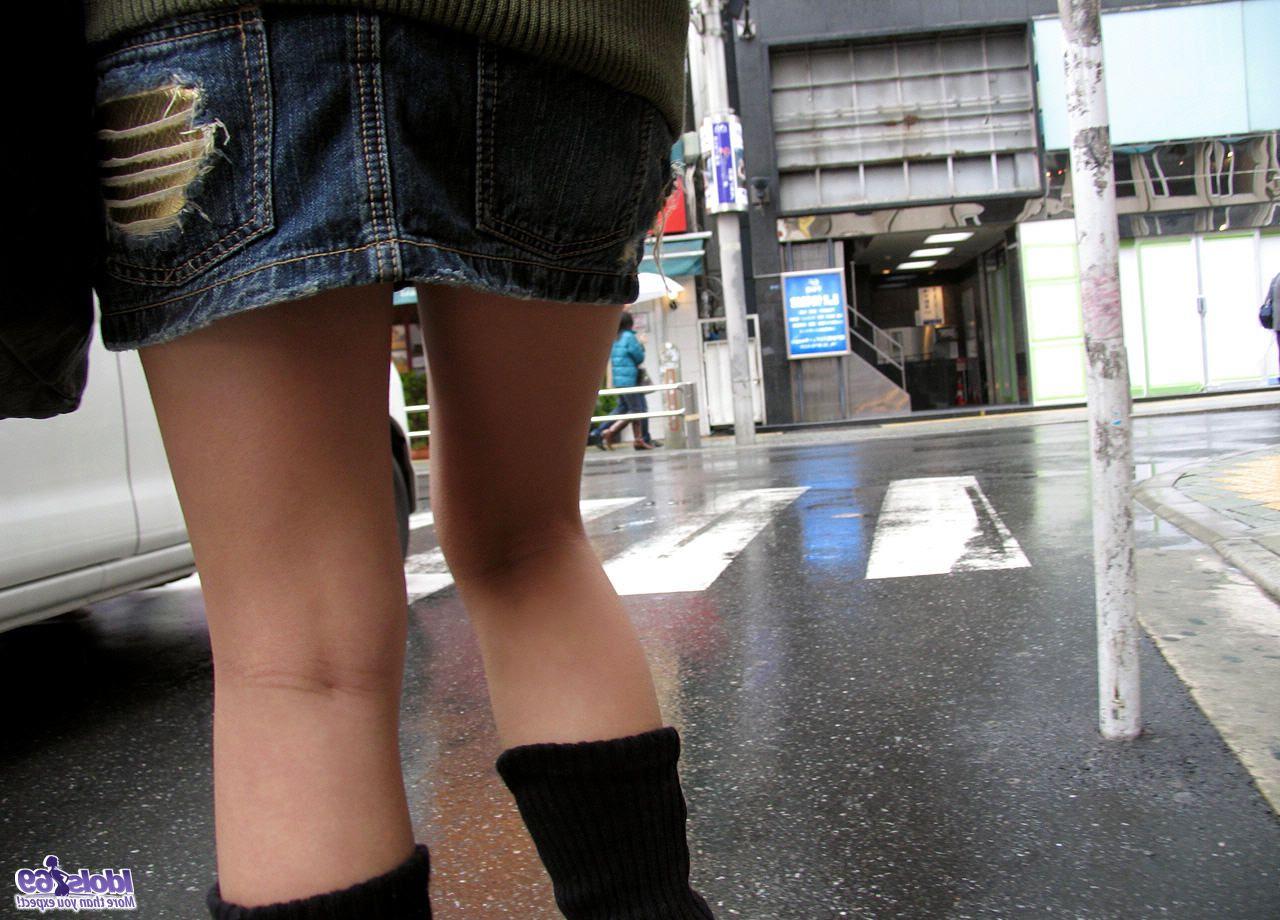 15P La guapa joven japonesa Miyo muestra sus pechos llenos mientras se ducha