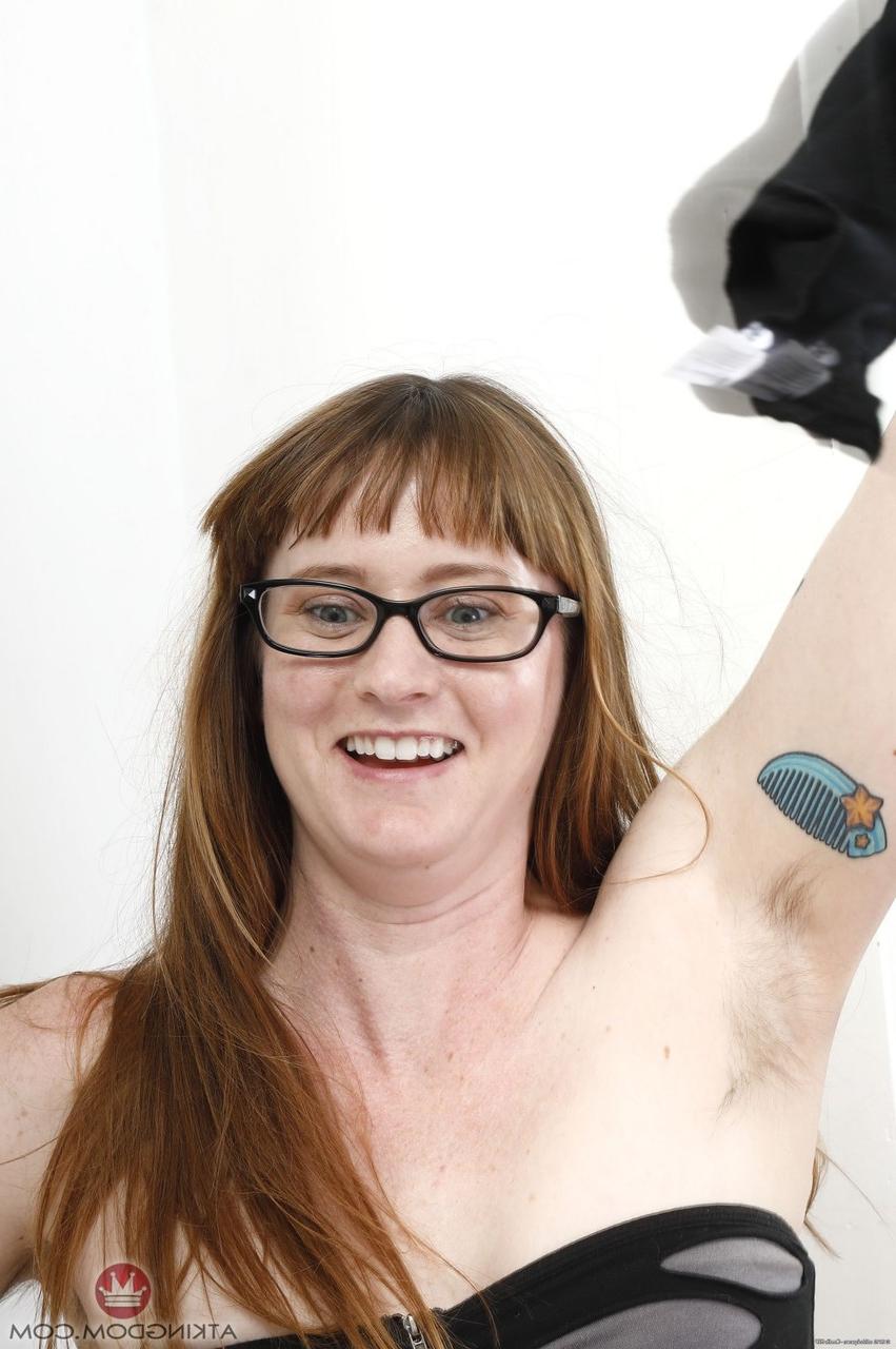 20P A gata curvilínea Thelma Sleaze mostra sua bunda grande e espalha sua buceta peluda