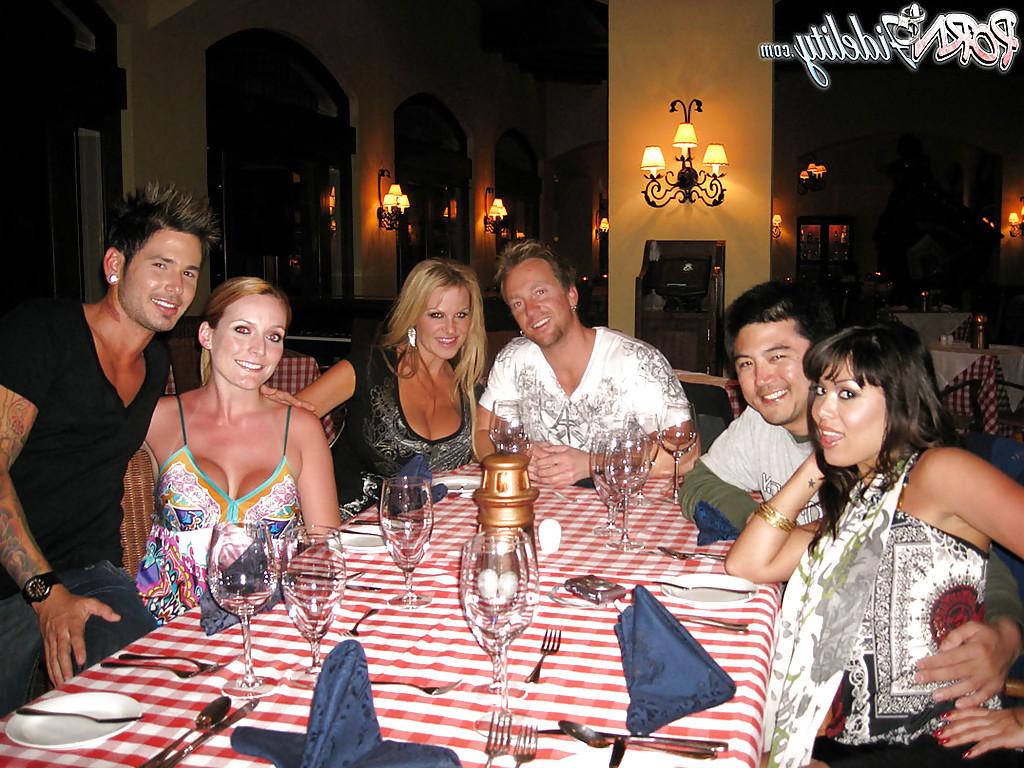 16P Latina milf Sienna West tem seus peitos grandes lambidos em um groupsex