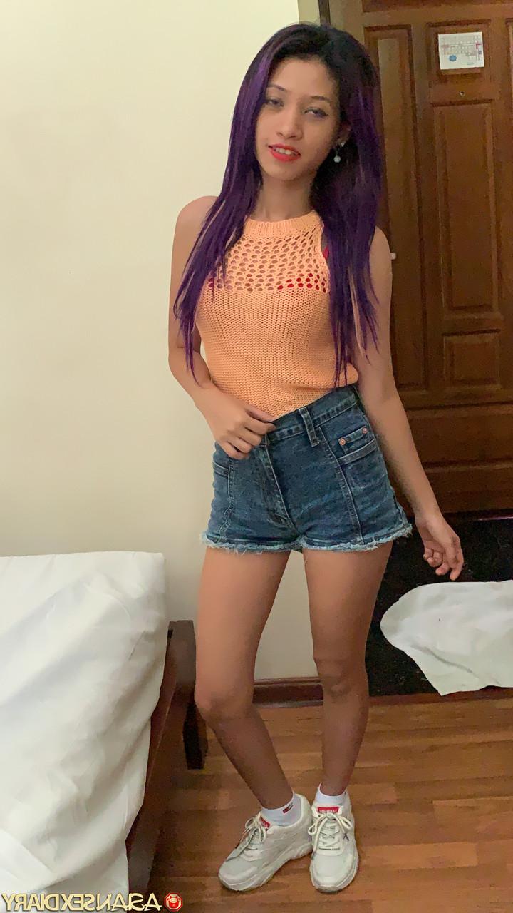 20P La dulce y delgada joven Kay B se desnuda y recibe una erección en POV por detrás