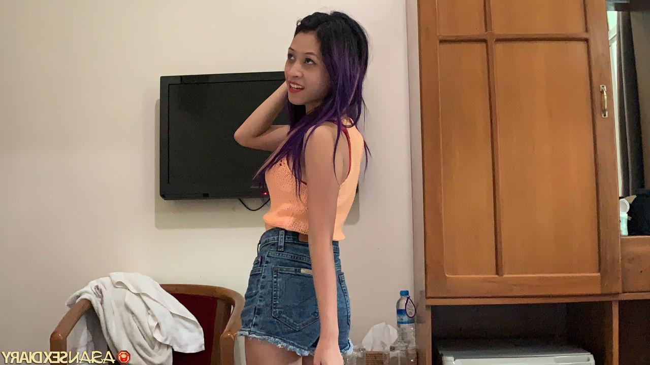 20P La dulce y delgada joven Kay B se desnuda y recibe una erección en POV por detrás