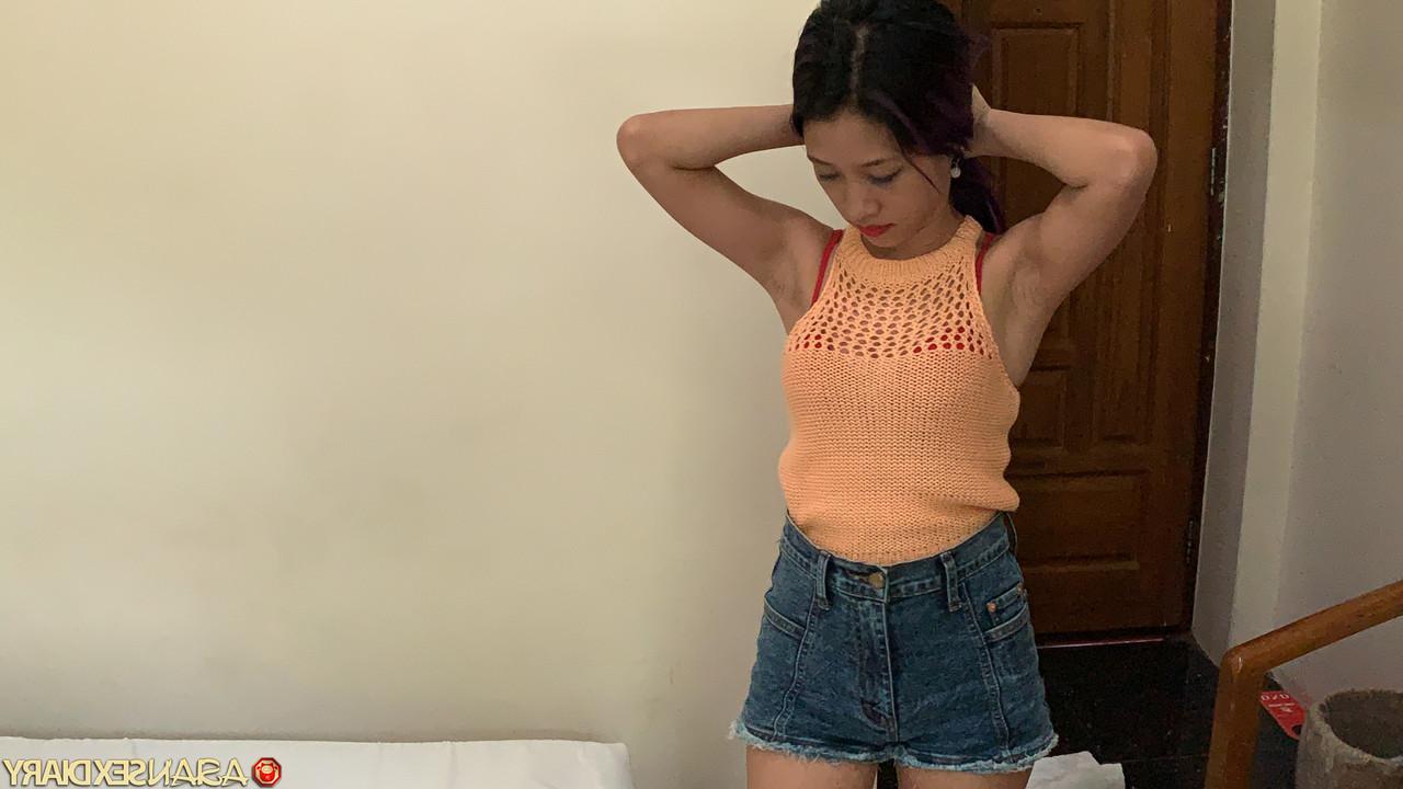 20P La dulce y delgada joven Kay B se desnuda y recibe una erección en POV por detrás