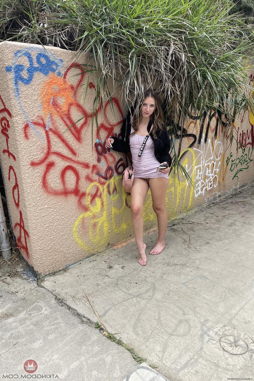 20P Sexy gata safada Macy Meadows espalha sua buceta gostosa de perto