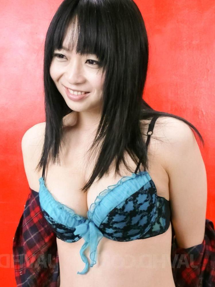 16P La beauté japonaise maigre Nozomi Hazuki se déshabille avant de se masturber.