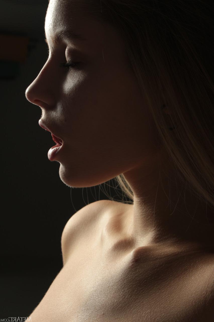 20P La linda rubia Mila Amour hace alarde de sus tetas naturales en un striptease en lencería caliente