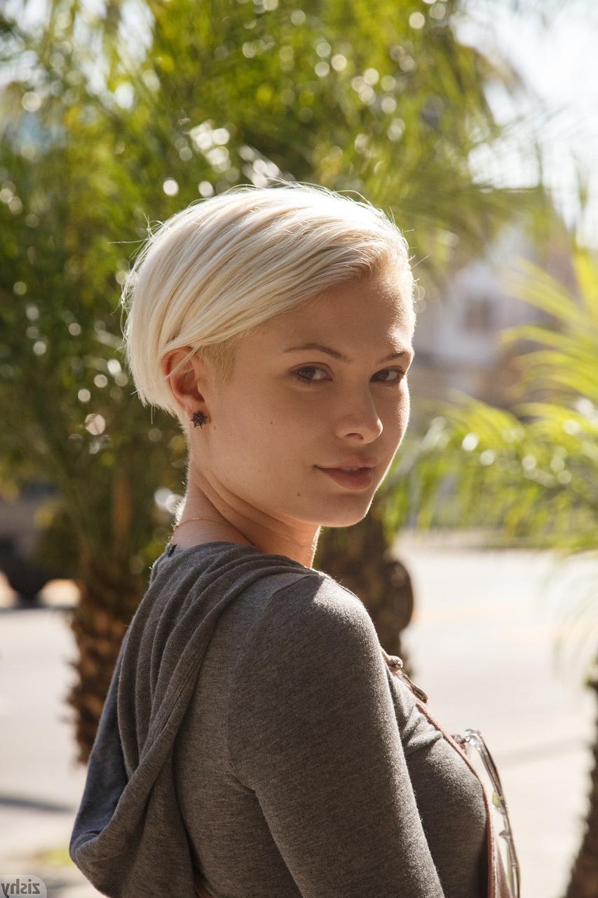 12P La blonde amateur Sage Hailong exhibe son joli cul et ses sous-vêtements en public.