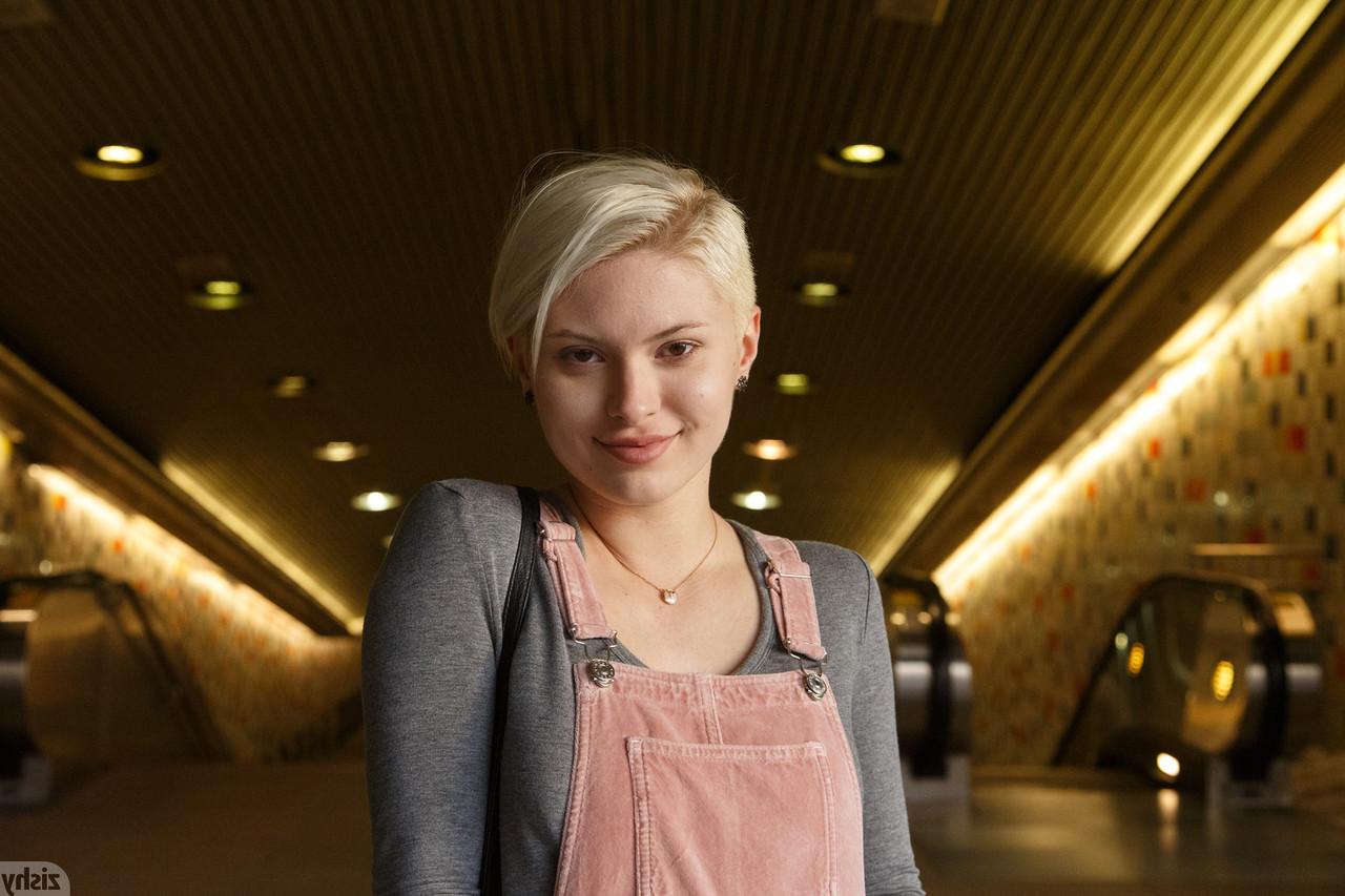 12P La blonde amateur Sage Hailong exhibe son joli cul et ses sous-vêtements en public.