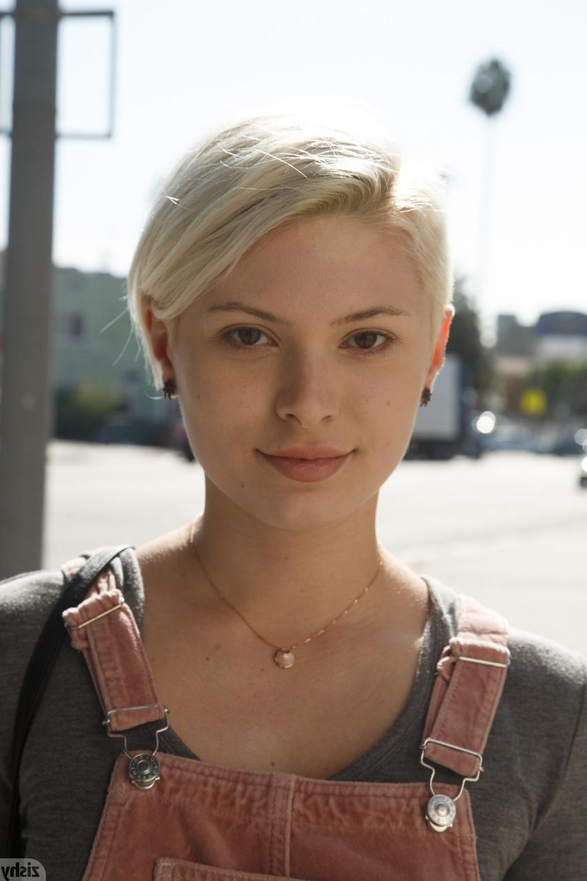 12P La blonde amateur Sage Hailong exhibe son joli cul et ses sous-vêtements en public.