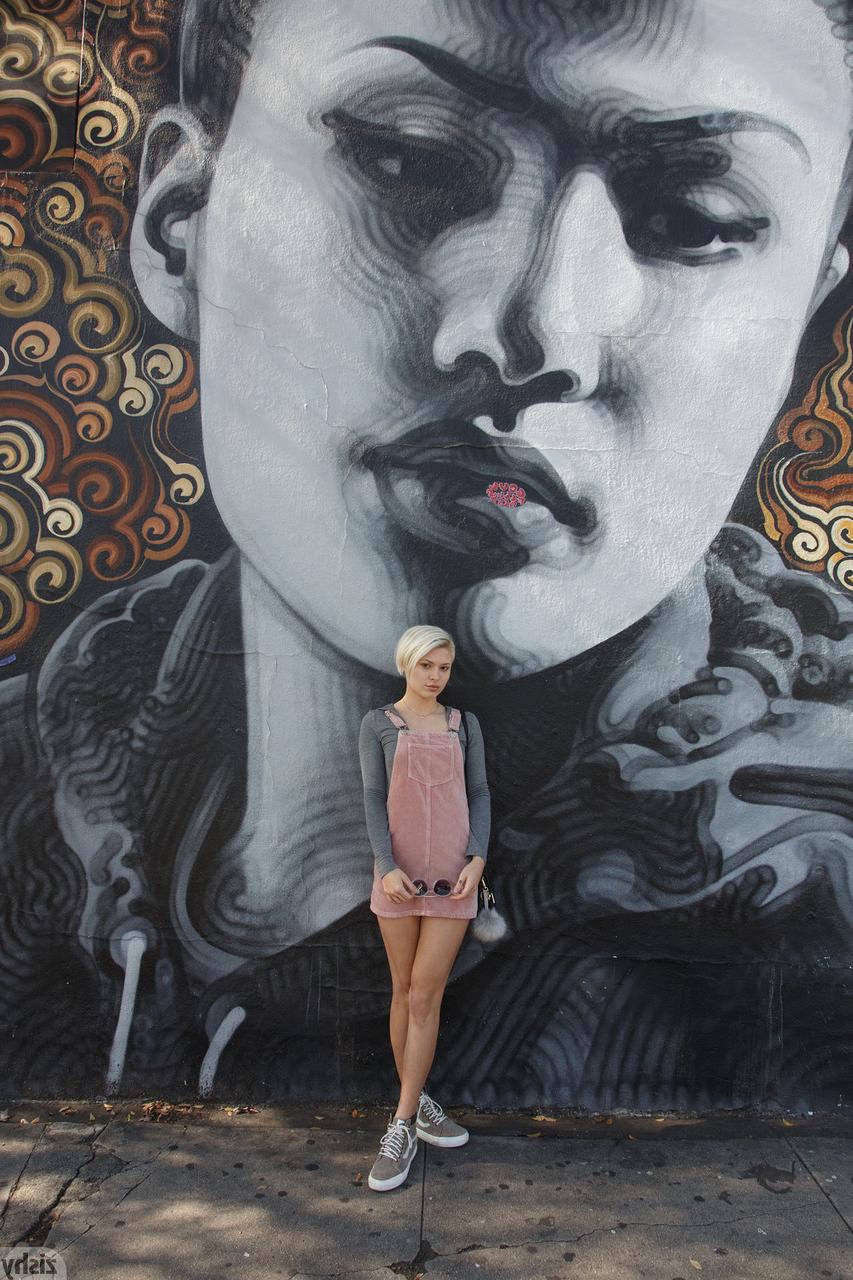 12P La blonde amateur Sage Hailong exhibe son joli cul et ses sous-vêtements en public.