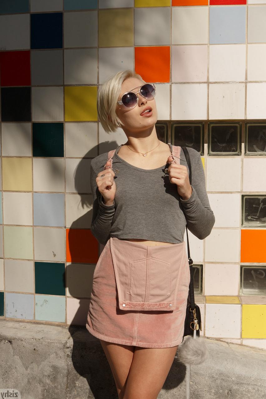 12P La blonde amateur Sage Hailong exhibe son joli cul et ses sous-vêtements en public.