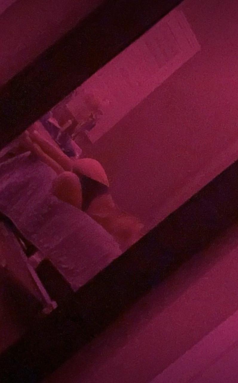 10P La joven rubia cil xo muestra sus grandes tetas y su fabuloso culo en solitario